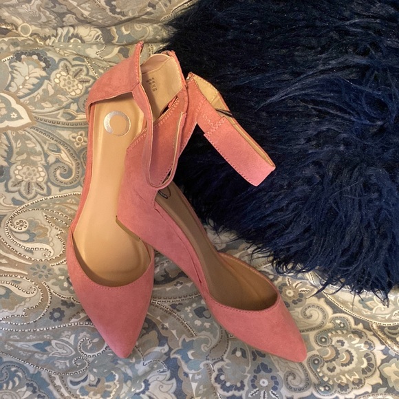 New in box Journee Collection Footwear - Picture 3 of 6